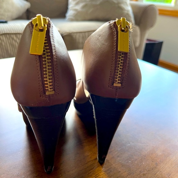 Michael Kors Cognac Brown High Heel
Platform Sandals. Sz: 7 & 1/2 - Picture 6 of 9